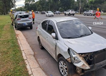 Carro capota após acidente entre 3 veículos no Eixão Sul. Veja vídeo
