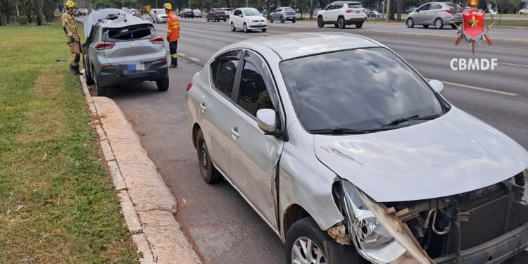 Carro capota após acidente entre 3 veículos no Eixão Sul. Veja vídeo