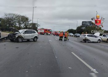 Acidente entre carros com crianças a bordo trava Eixão Sul