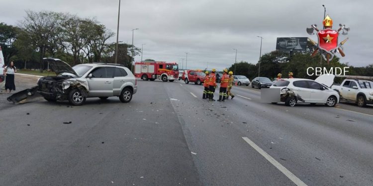 Acidente entre carros com crianças a bordo trava Eixão Sul