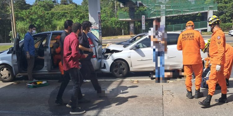 Engavetamento com 4 carros deixa feridos e interdita faixas da EPTG