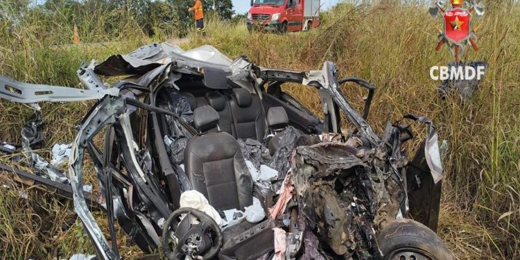 Acidente entre veículos na DF-290 destrói carro e deixa 1 pessoa morta