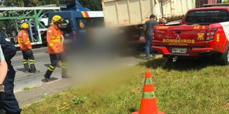 Motociclista morre após bater em caminhão na EPNB