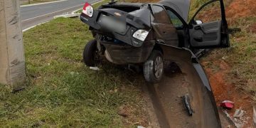 Carro fica destruído ao cair em vala e motorista é levado ao hospital