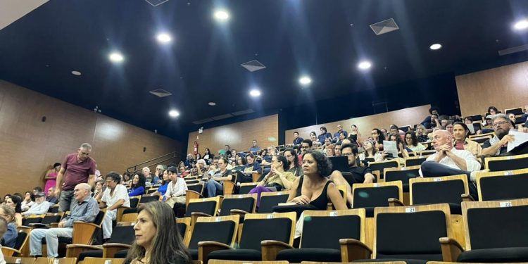 Em assembleia, professores da UnB aprovam indicativo de greve