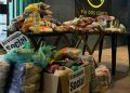 Barbeiro do DF troca corte por 1 kg de alimento em ação solidária. Veja vídeo