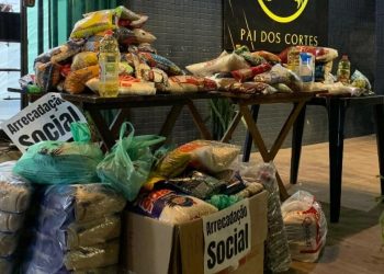 Barbeiro do DF troca corte por 1 kg de alimento em ação solidária. Veja vídeo