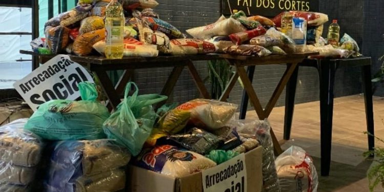 Barbeiro do DF troca corte por 1 kg de alimento em ação solidária. Veja vídeo