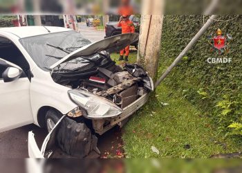 Acidente entre caminhonete e carro deixa motorista ferido no Lago Sul