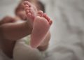 Mãe de bebê que morreu sufocado é solta em audiência de custódia no DF