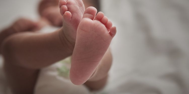 Mãe de bebê que morreu sufocado é solta em audiência de custódia no DF