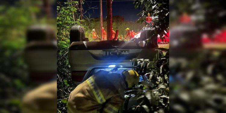 Carro capota na DF-440 e bombeiros resgatam vítima dentro do veículo