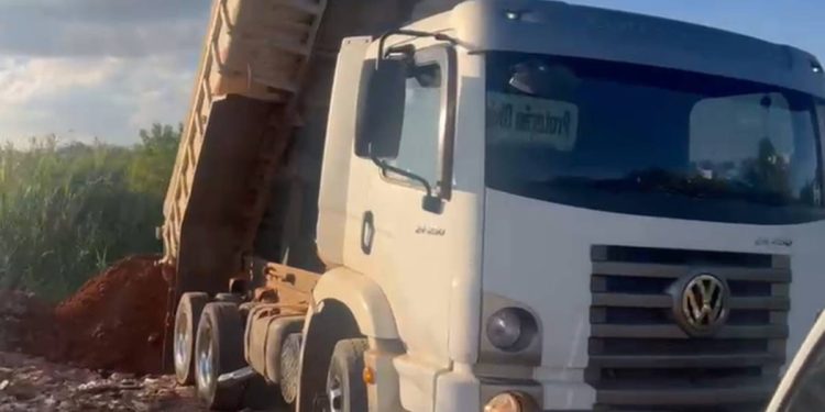 Caminhões são apreendidos após flagra de descarte irregular em área do DF. Veja vídeo