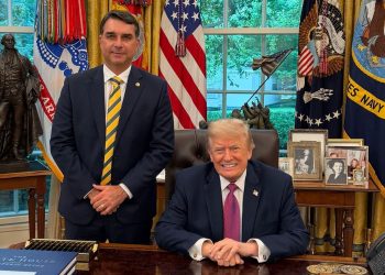Flávio Bolsonaro bajula Trump mas tem telhado de vidro para falar em crime organizado