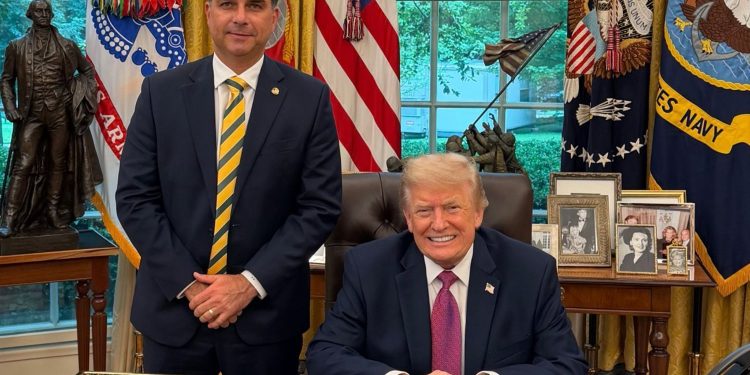 Flávio Bolsonaro bajula Trump mas tem telhado de vidro para falar em crime organizado