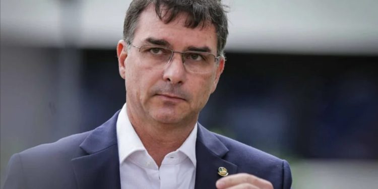 Flávio Bolsonaro pede que vídeo que o chama de corrupto seja excluído
