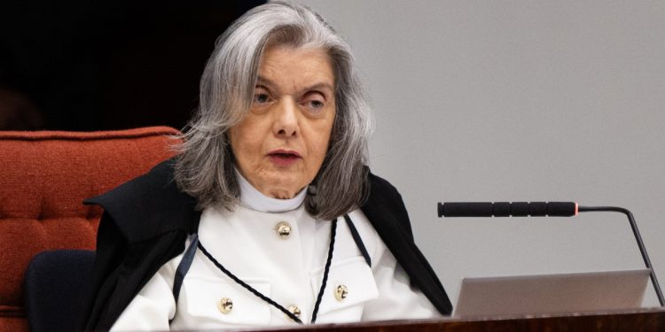 Ficha limpa: destino de políticos condenados está nas mãos de Cármen Lúcia