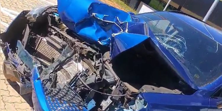 Motorista em carro de luxo atropela motociclista na ponte JK e foge. Veja vídeo