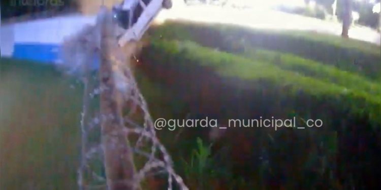 Motorista fica preso às ferragens após bater em muro de Guarda Municipal. Veja vídeo