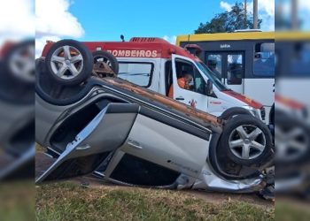 Ocupante de carro com 4 pessoas fica ferido após veículo capotar no DF. Veja vídeo