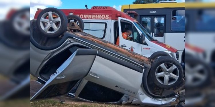 Ocupante de carro com 4 pessoas fica ferido após veículo capotar no DF. Veja vídeo