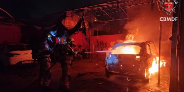 Carro pega fogo dentro de estabelecimento comercial no DF