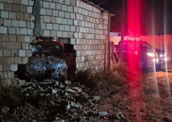 Motorista com passageiras perde controle do carro e invade casa no DF. Veja vídeo