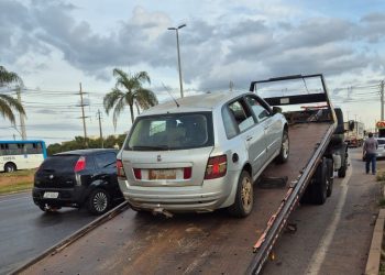 Carro com R$ 15 mil em multas e sem licenciamento é guinchado no DF