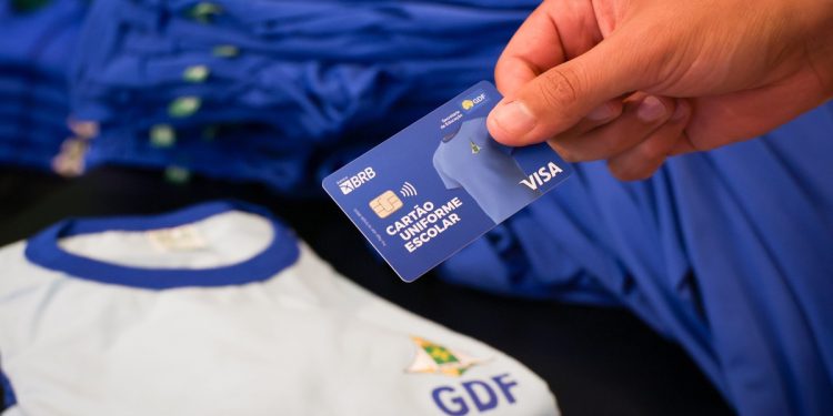 Prazo para retirada do Cartão Uniforme Escolar termina em junho