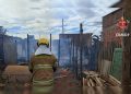 Incêndio destrói casa após moradora queimar lixo no quintal