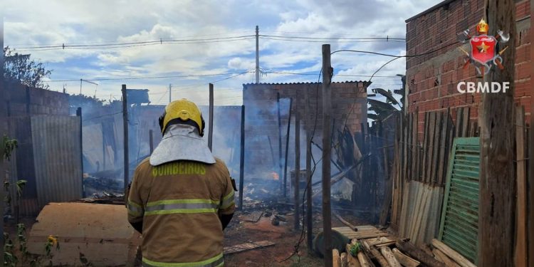 Incêndio destrói casa após moradora queimar lixo no quintal