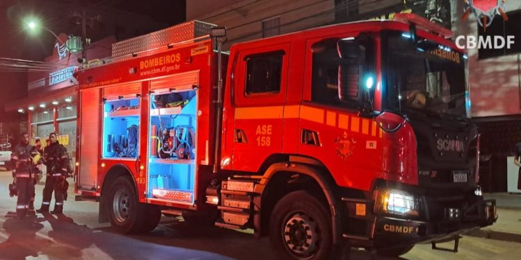 Bombeiros do DF combatem dois incêndios em residências em 1h30
