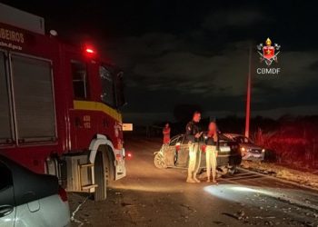 Colisão envolvendo quatro carros deixa sete pessoas feridas na BR-080