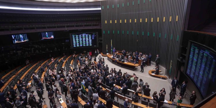 Governistas e bolsonaristas se unem em proposta no Congresso