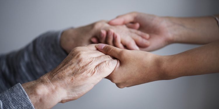 Por que alguns idosos resistem a cuidar da saúde e como ajudá-los?