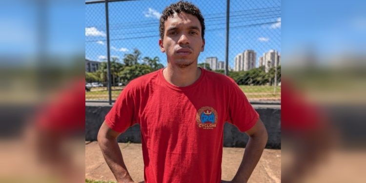Homem que matou patrão em oficina no DF vai à audiência de custódia. Veja vídeo