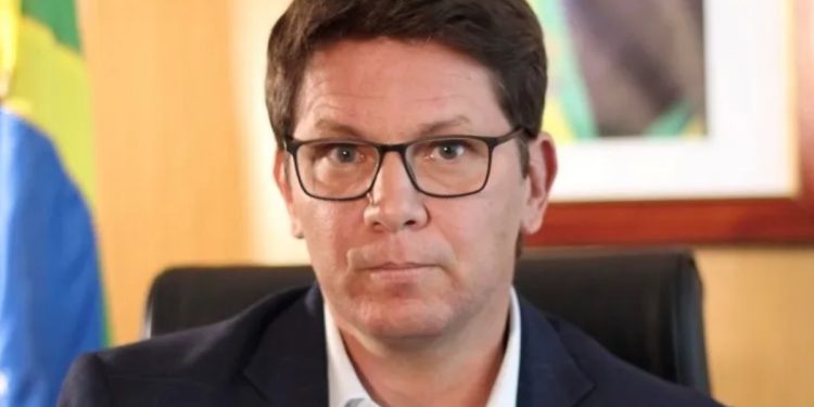 Mario Frias diz que comunicou Câmara sobre viagens ao exterior