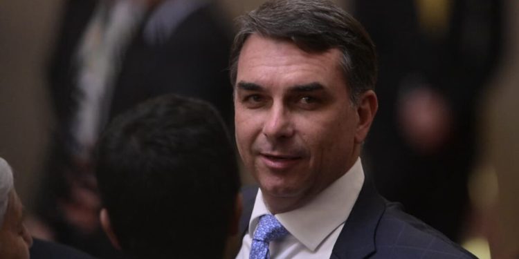 Juíza nega pedido de Flávio para que secretária do PT apague vídeo