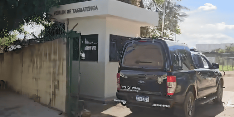 Técnicos acusados de mortes em UTI chegam para 1° dia de audiência de instrução