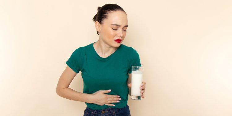 Intolerância à lactose pode aparecer na vida adulta? Médicas explicam