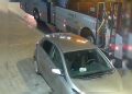 Homem aproveita descuido, desce de ônibus e furta celular caído na rua. Veja vídeo