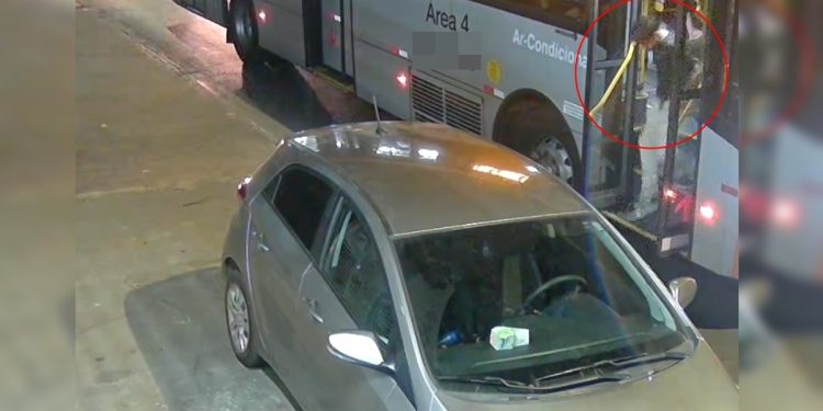 Homem aproveita descuido, desce de ônibus e furta celular caído na rua. Veja vídeo