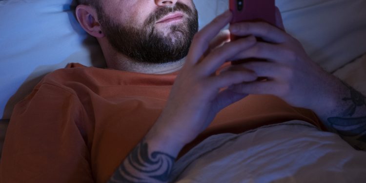 Saiba como ajustar a rotina noturna sem telas para descansar os olhos