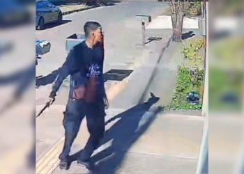 Homem ameaça ex com facão e é morto a tiros pelo atual da mulher. Veja vídeo