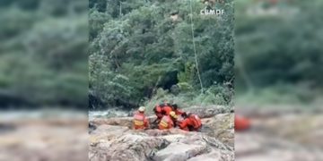Homem é resgatado por aeronave do CBMDF após cair em cachoeira