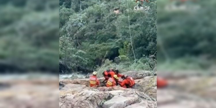 Homem é resgatado por aeronave do CBMDF após cair em cachoeira