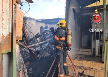 Idoso é socorrido após materiais recicláveis pegarem fogo em casa
