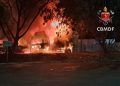 Bombeiros combatem incêndio intenso em dois caminhões no DF