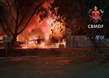 Bombeiros combatem incêndio intenso em dois caminhões no DF