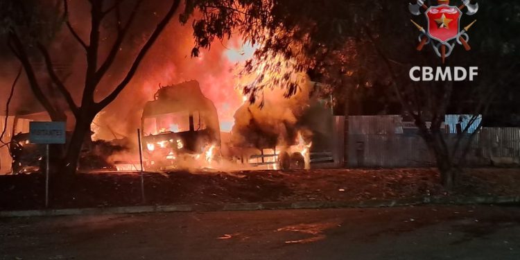 Bombeiros combatem incêndio intenso em dois caminhões no DF